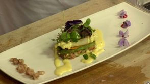 Le mille feuilles d'asperges vertes et blanches au saumon fumé