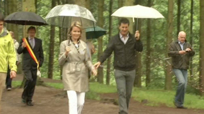 Visite de la princesse Mathilde dans un camp Kazou