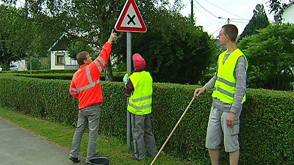 Marche : Le service Renfort nettoie les panneaux