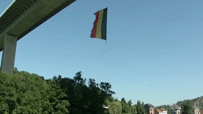 Dinant : Un drapeau belge géant sur la Meuse
