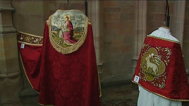 Saint-Hubert. Expo « Des chasubles... en dalmatiques » 