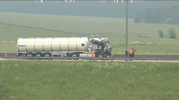 E25. Un semi-remorque percute un camion-sécurité 