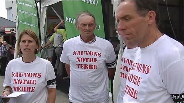 Manif contre la vente de terres agricoles
