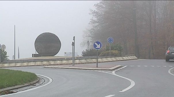 Paliseul: sphère en pierre au rond-point 