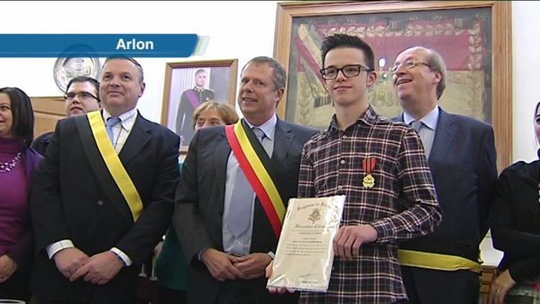 La médaille du courage pour avoir sauvé ses surs dun incendie