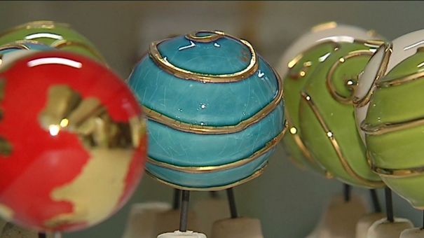 Des boules de Noël fabriquées aux Emaux de Longwy