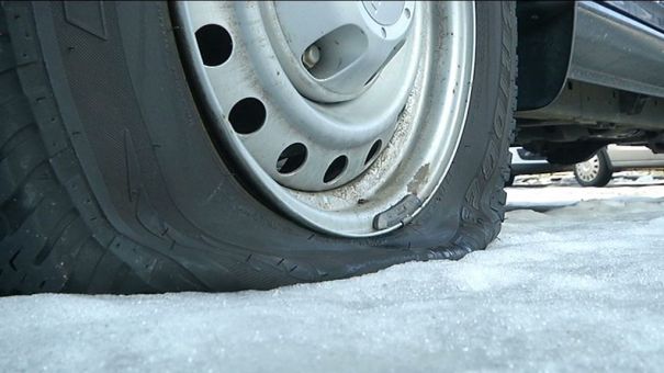 Martelange : les pneus de 70 véhicules crevés