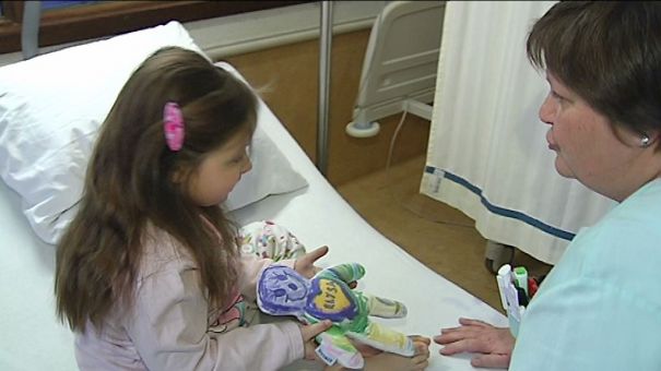 Marche : des poupées pour rassurer les enfants hospitalisés