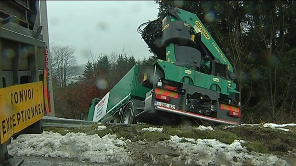 Libramont : un poids-lourd traverse un rond-point
