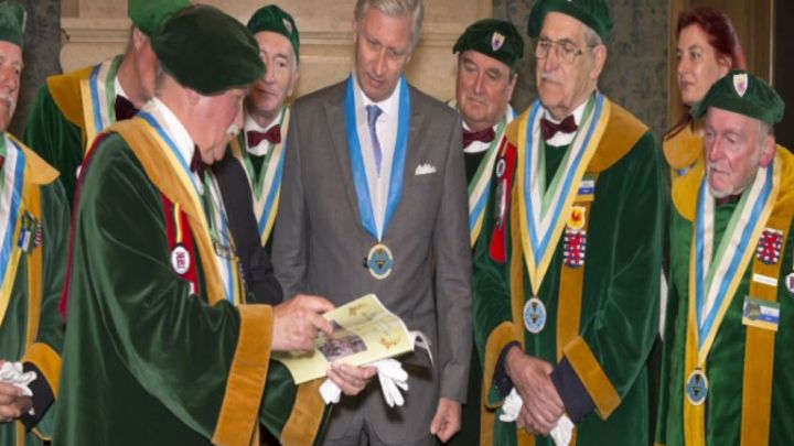 Le Roi Philippe intronisé par la Confrérie du Maitrank