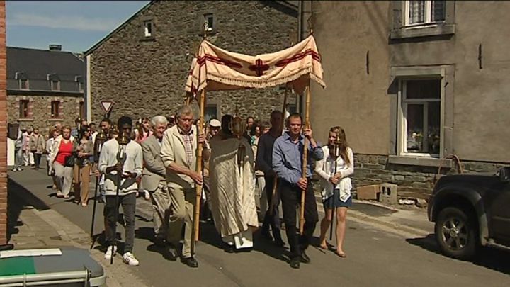 Procession du Saint Sacrement à Villance