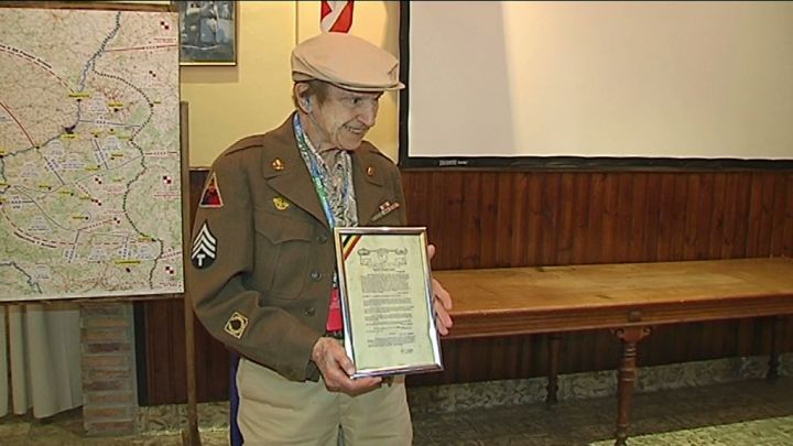 Le merci de Bastogne Barracks au vétéran