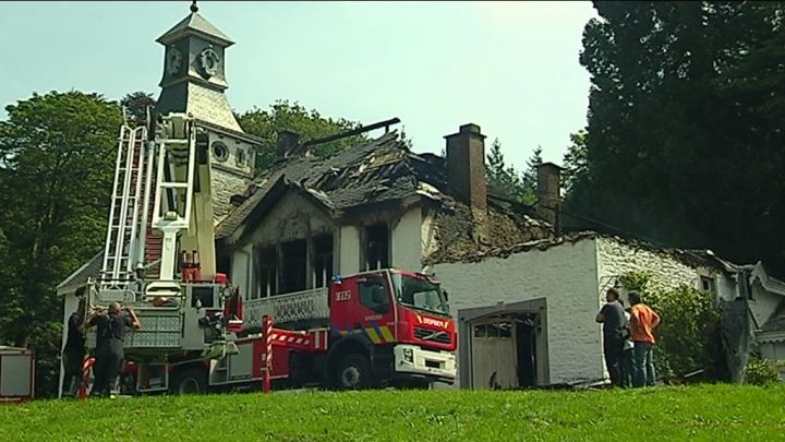 Chêne-al-Pierre : le château sous les flammes