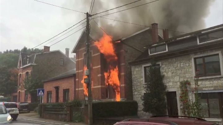 Une maison ravagée par les flammes