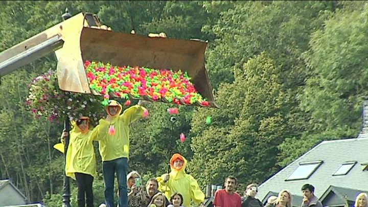 2000 canards mis à l'eau à Bouillon