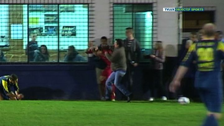 Football (P2C) : Un supporter frappe un joueur  !