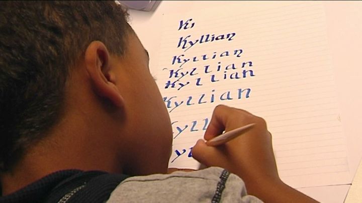 De la calligraphie lors de Place aux Enfants