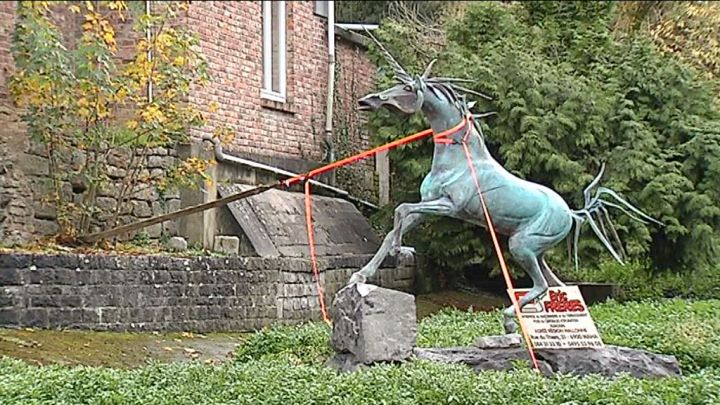 Pose d'une licorne sculpturale