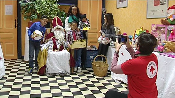 Saint-Nicolas a déposé des cadeaux à la Croix-Rouge à Bertrix
