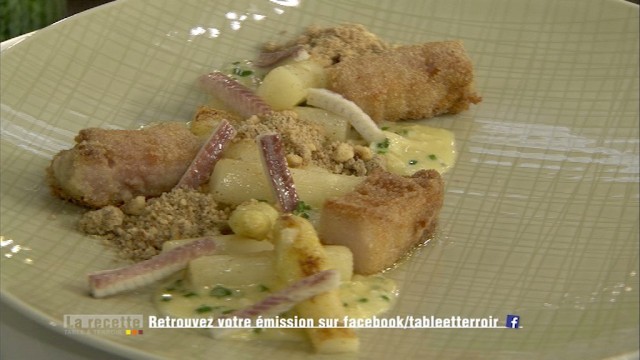 Asperges blanches, lard confit et crumble de noisettes