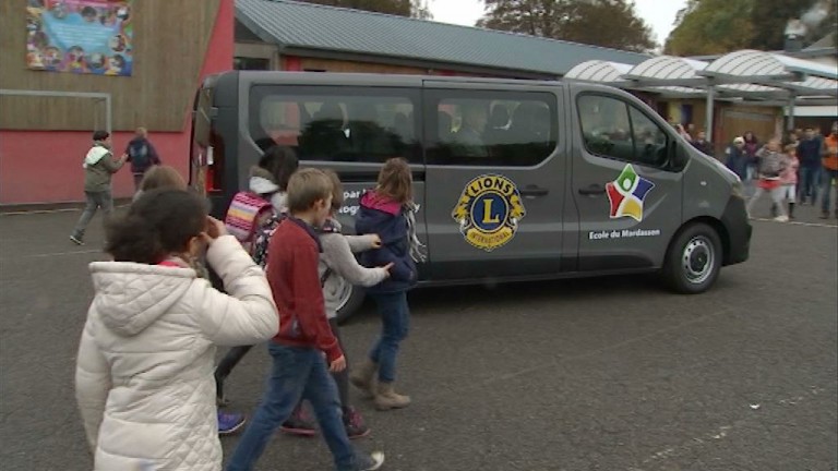 Le Lions offre un mini-bus à l'école du Mardasson