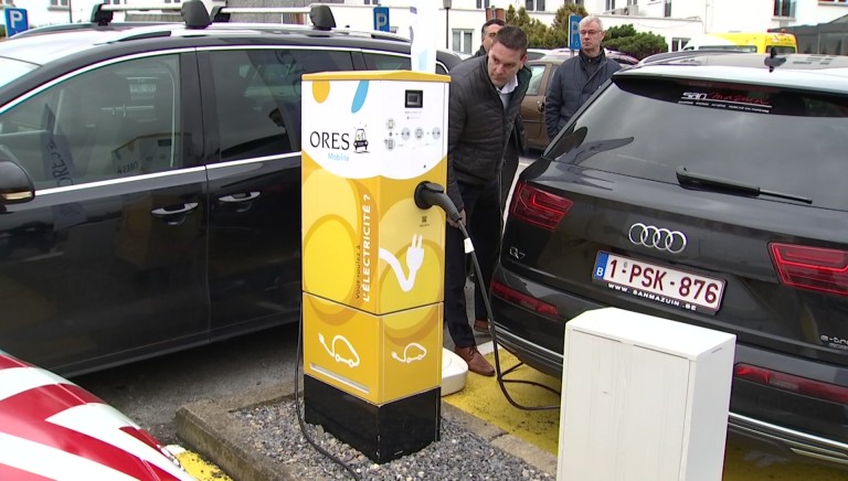 Des bornes pour véhicules électriques devant les hôpitaux