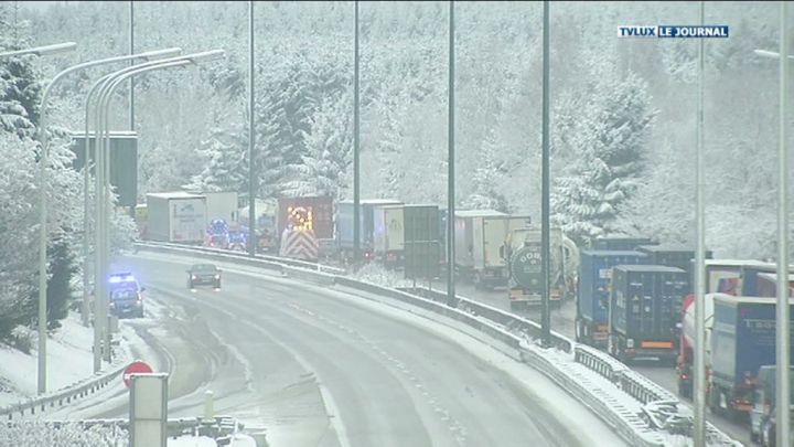 Neige : la E25 fermée aux poids lourds