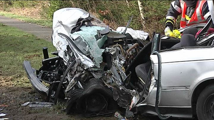 Etalle : une collision frontale fait un mort et cinq blessés