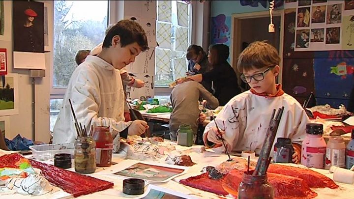 Papier mâché et peinture autour d'arlequin