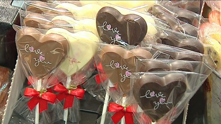 Saint-Valentin: le commerce se frotte les mains