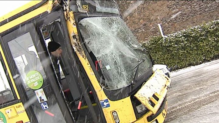 16 ados blessés légers dans un accident de bus à Assenois (Bertrix)