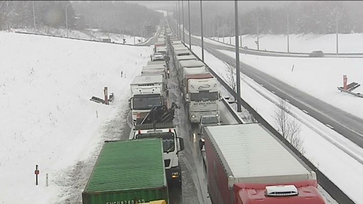 Neige. E411 à Transinne: 2 heures dans les bouchons