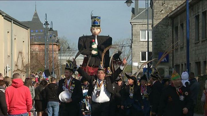 Foule et beau temps au 33ème carnaval de Wellin