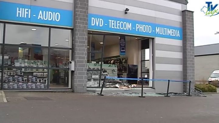 Une voiture dans la vitrine du Krëfel