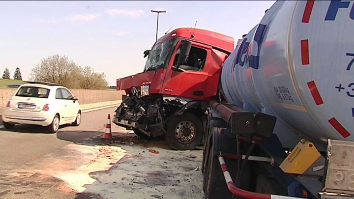 Bouchons sur l'E411, deux camions et deux voitures accidentées