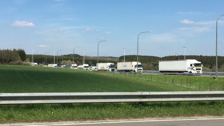 Rulles : gros accident sur la E411, circulation coupée dans les deux sens