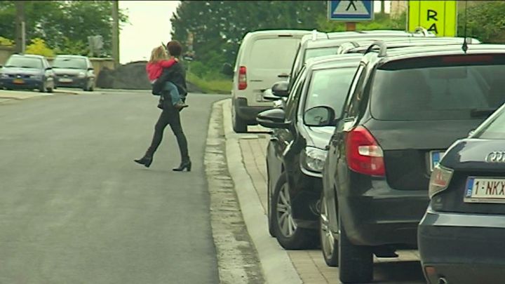 Parking à l'école de Heinsch, les parents veulent des solutions