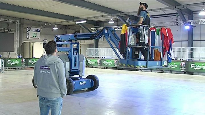 Où seront placés les écrans géants dans la province?