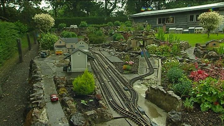 Durbuy. Helmut a construit un circuit de train autour de sa maison 