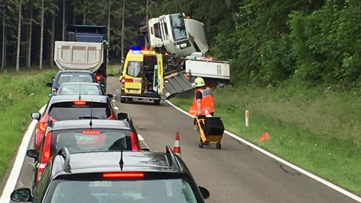 Camion sur le flanc entre Libramont et Libin sur la Nationale 40