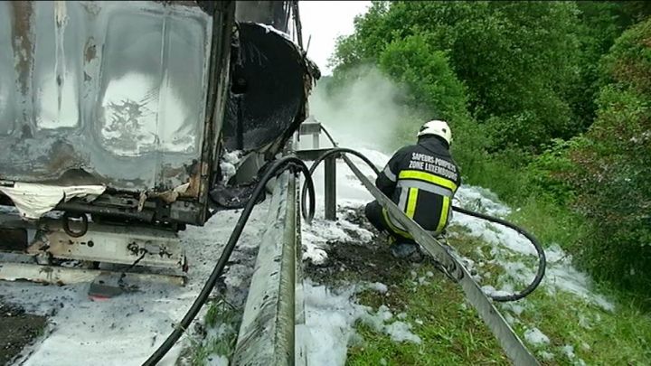 Camion en feu sur la E411 à Libin. L'autoroute bloquée durant une partie de la matinée 
