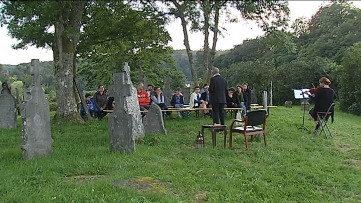 Mortehan. Ecouter des histoires à frissonner... dans un cimetière