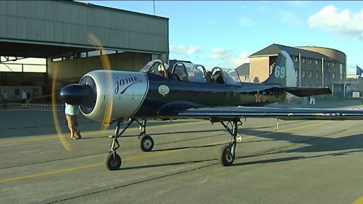 Rassemblement d'anciens coucous sur l'aérodrome de Saint-Hubert