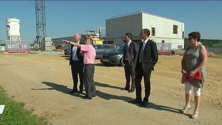 Léglise. Le Gouverneur visite les chantiers du zoning et du hall sportif