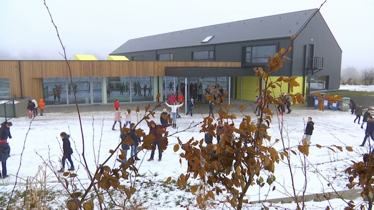 Les Fossés : les élèves entrent dans leur nouvelle école