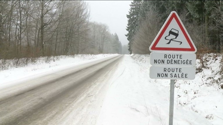 Bouillon-Sugny : le tracteur communal a salé la route !