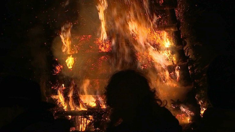 Moyen. Un grand feu pour chasser l'hiver