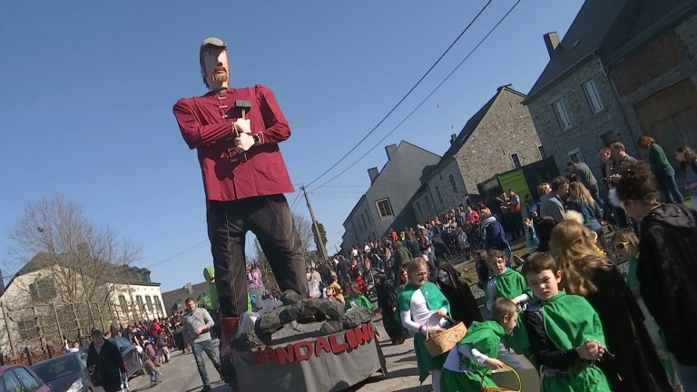 La fête sous le soleil pour le 33ème carnaval à Wellin!