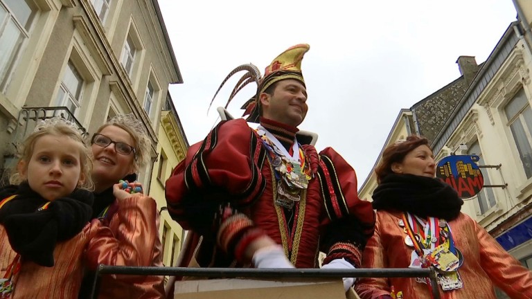 Arlon : pas de pluie, que des confettis durant le cortège !