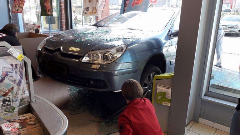 Bastogne : une voiture dans la vitrine